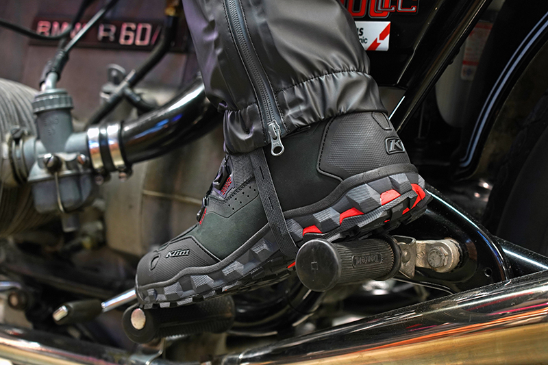 Motorcycle waterproof pants with stirrups in place